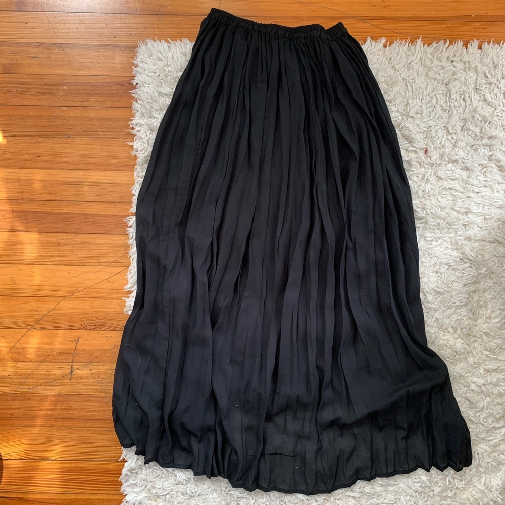 Black maxi pleated skirt
